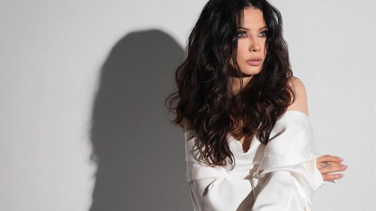 Певица Lama в total white look Rikky Hype