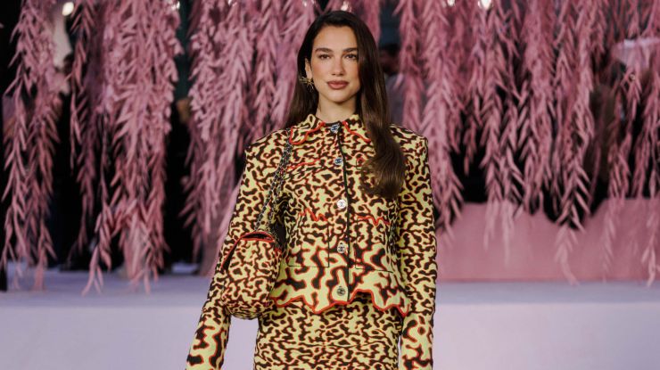 Дуа Липа в жакете и юбке с ярко-желтым принтом от Chanel