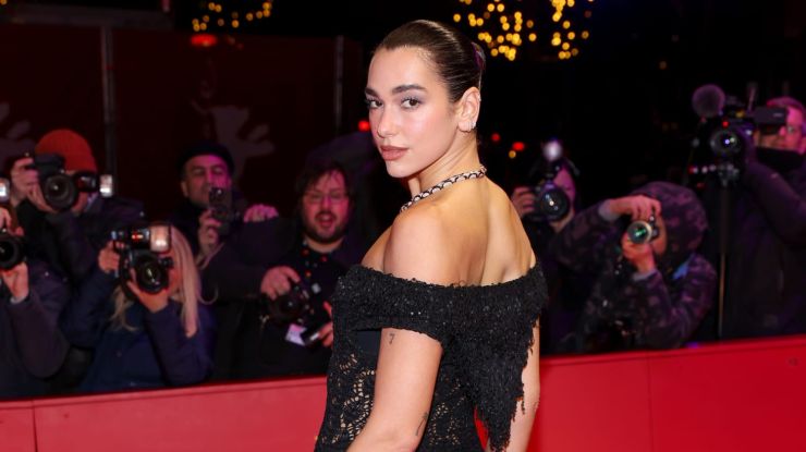 Дуа Ліпа у прозорій сукні Chanel на червоній доріжці Берлінале