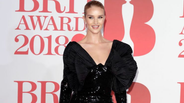 Рози Хантингтон-Уайтли в коротком платье от Saint Laurent