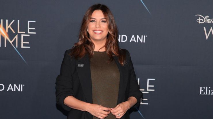 Беременная Ева Лонгория в платье цвета хаки и черном пальто