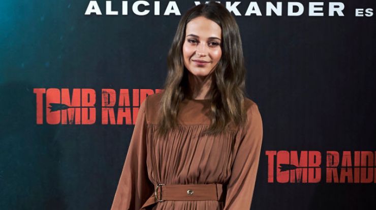 Алисия Викандер в коричневом total-look