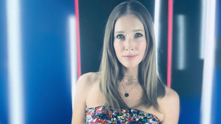 Катя Осадчая  в блестящем платье с голыми плечами