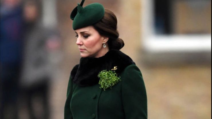 Беременная Кейт Миддлтон в зеленом пальто от Catherine Walker