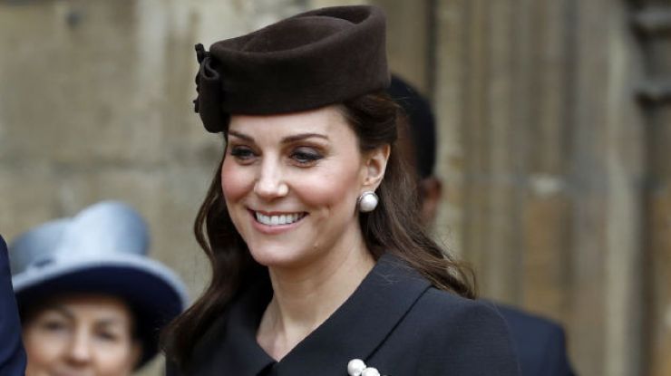 Кейт Миддлтон в черном пальто и шляпке-"таблетке"