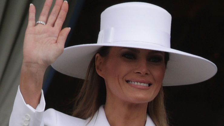 Мелания Трамп в изысканном наряде со шляпкой