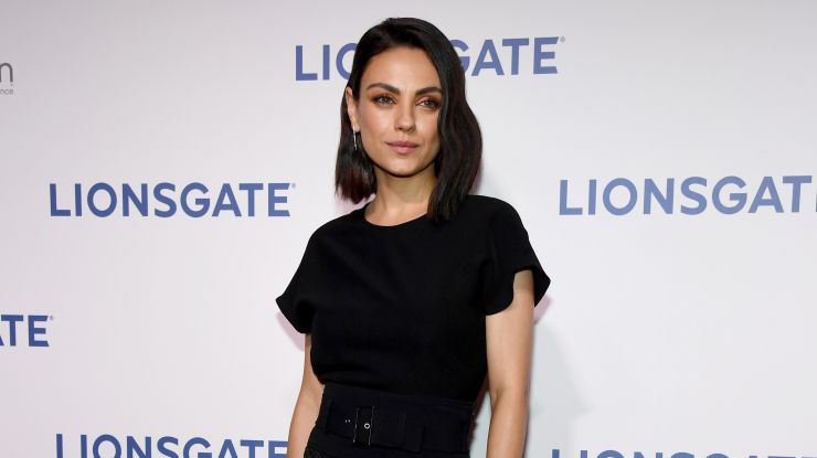 Мила Кунис в блестящей зеленой миди-юбке и черной футболке с открытой спиной