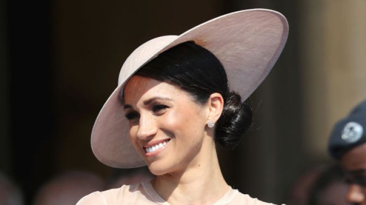 Меган Маркл в кремовом платье Goat и шляпке с широкими полями Philip Treacy