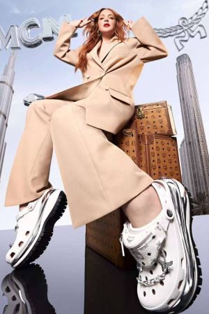 Ліндсі Логан після пологів знялась у рекламі люксових «кроксів» за $450