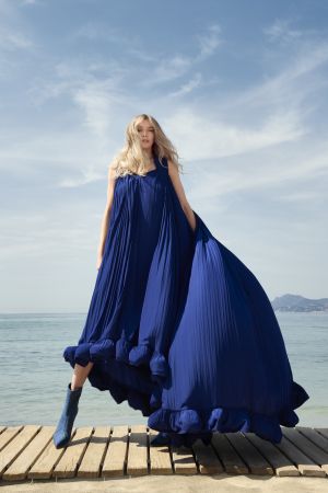 Французский шик: Вера Брежнева в стильной фотосессии на пляже Канн