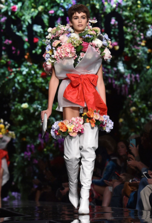 На ком цветочный наряд от Moschino вам нравится больше?