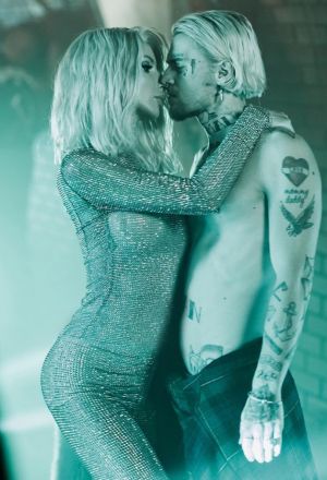 На ком вам понравился наряд от Gucci больше?