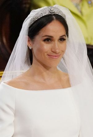 Чей свадебный наряд вам нравится больше?