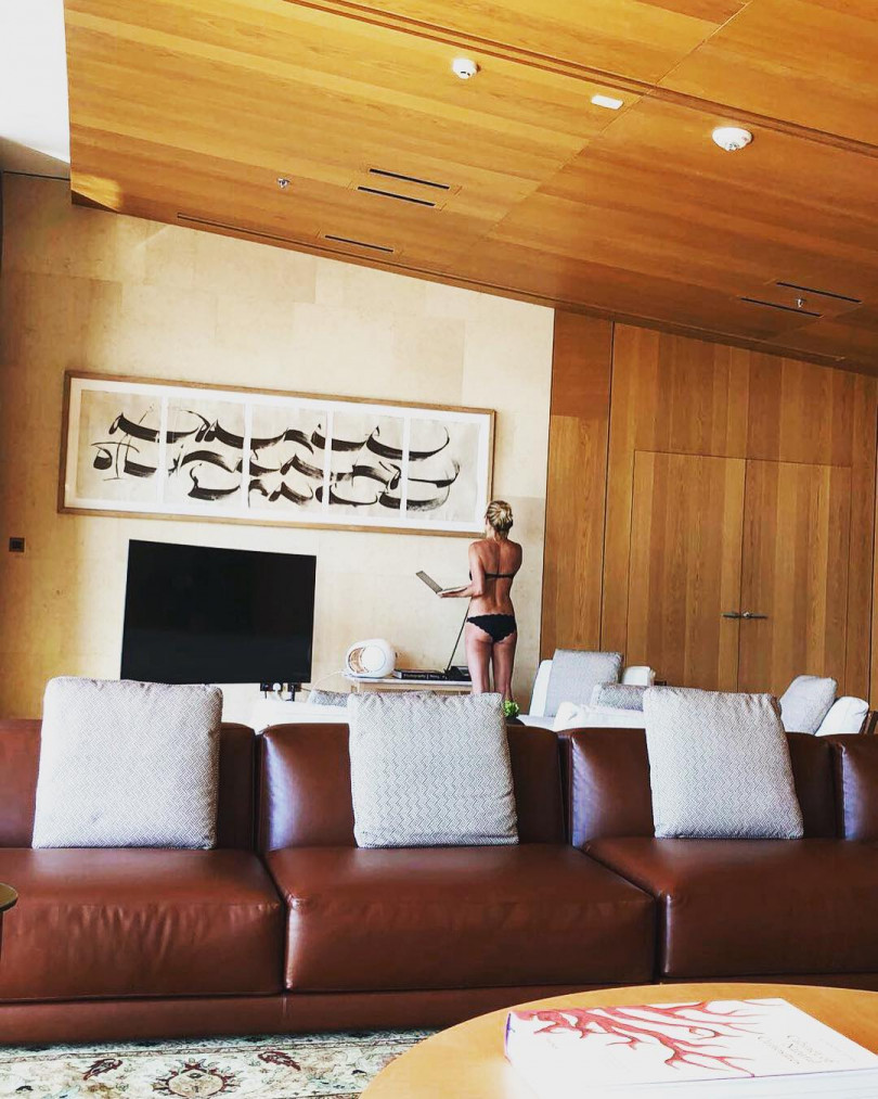 44-летняя Юлия Высоцкая восхитила стройной фигурой в бикини