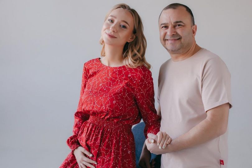 Виктор Павлик и его беременная жена Екатерина Репяхова