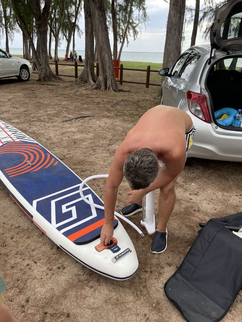 Евгений Хмара катается на сапборде