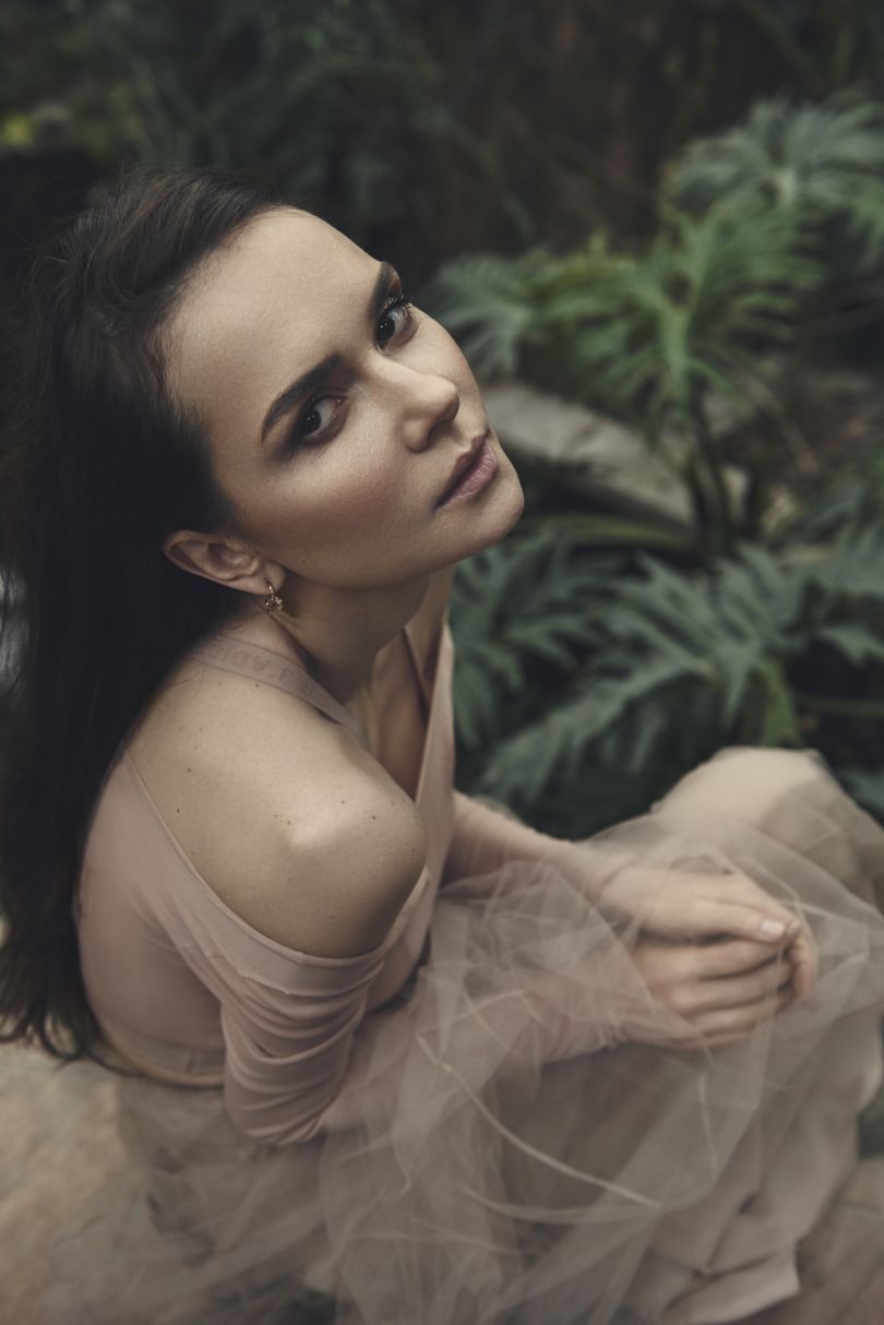 Олена Лавренюк у ніжній рожевій сукні