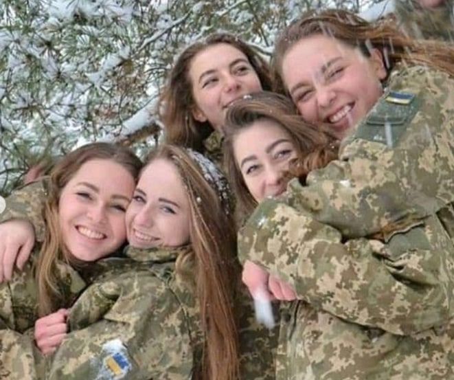 Украинские девушки защищают страну от русских орков