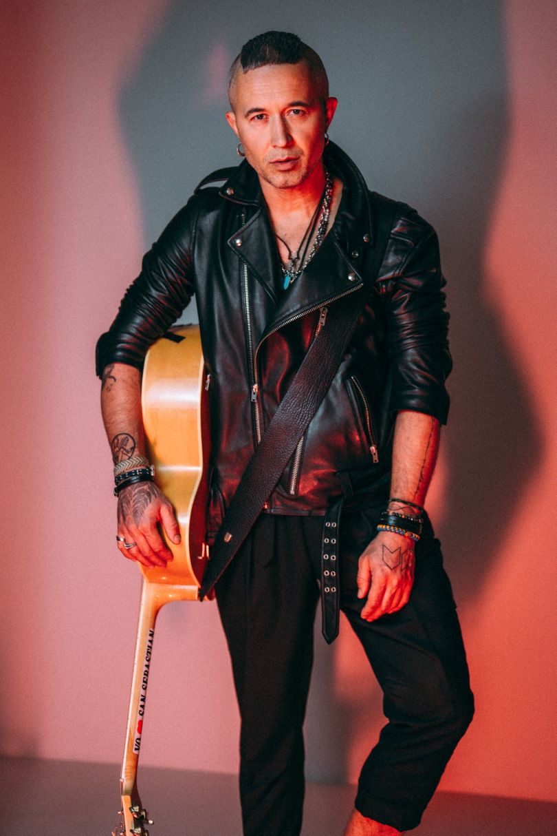 Сергій Бабкін з гітарою у шкіряній куртці