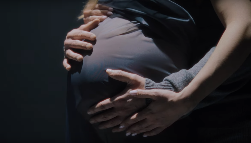 Виталий Козловский в новой видеоработе показал беременную жену