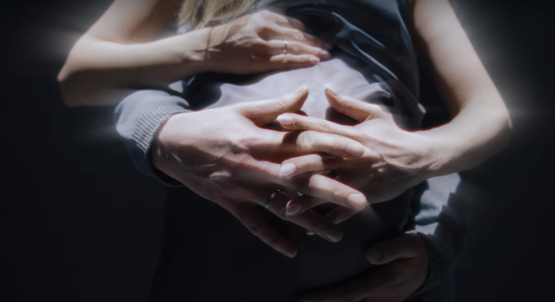 Виталий Козловский в новой видеоработе показал беременную жену