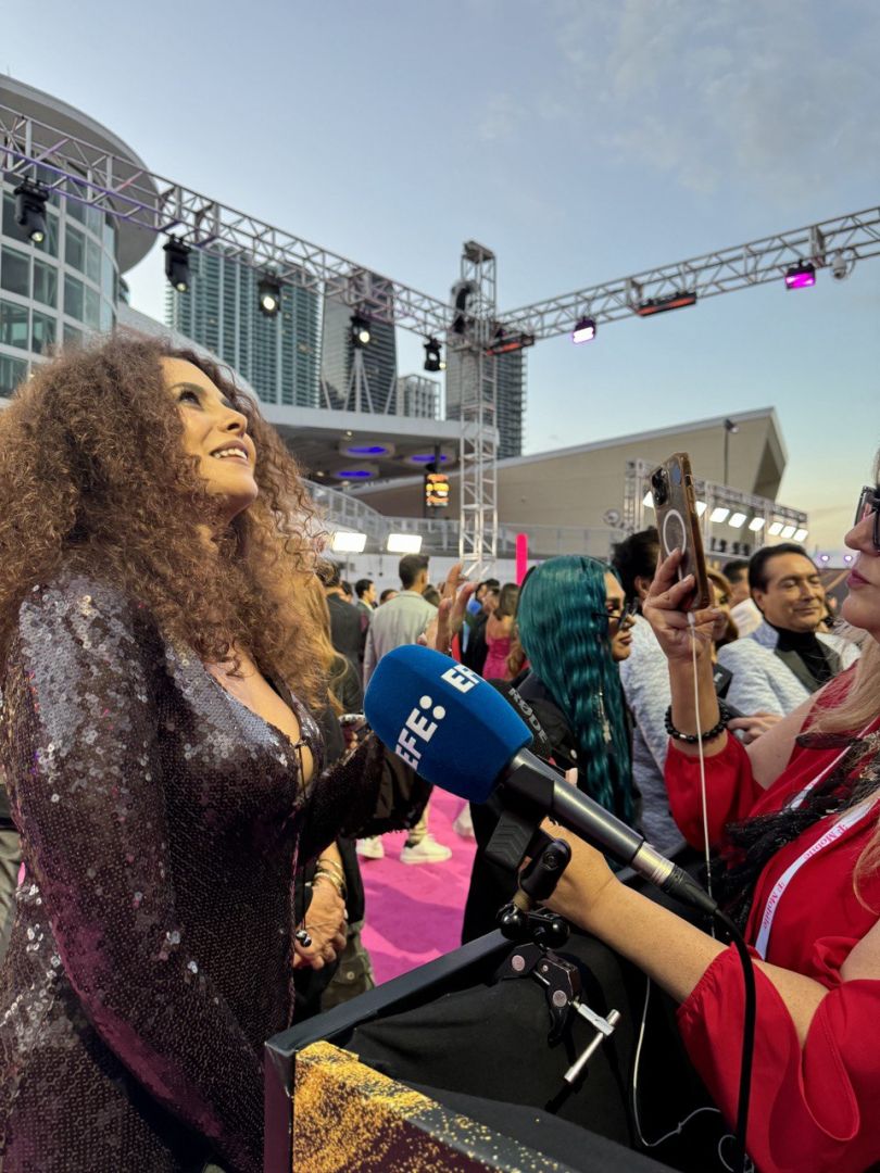 Настя Каменських за кордоном дає інтерв'ю