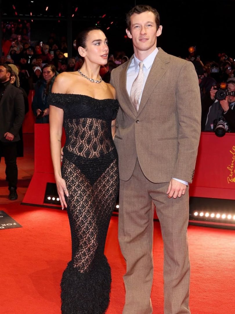 Дуа Ліпа у відвертому образі Chanel на червоній доріжці Берлінале