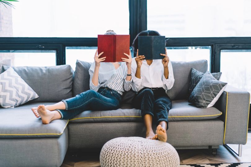 дві жінки з книгами