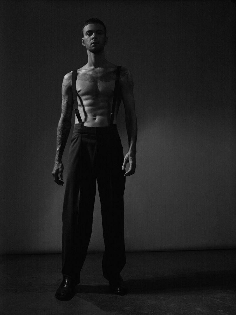 Макс Барських з голим торсом