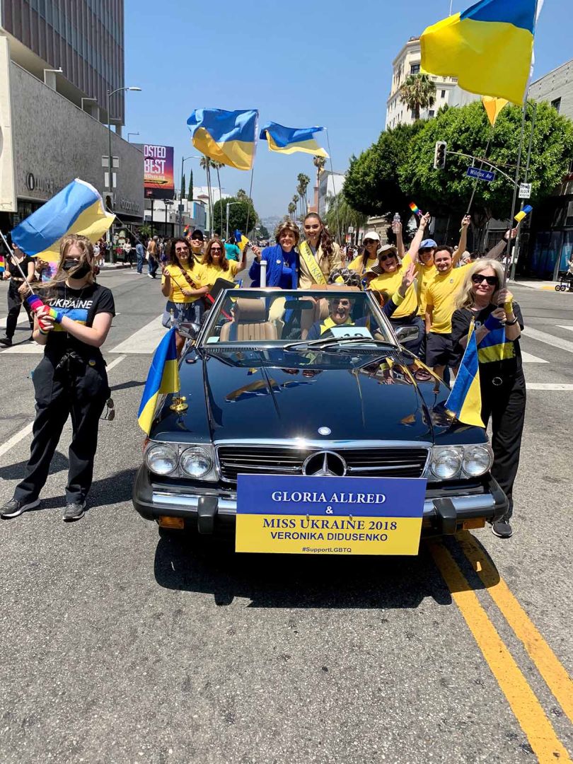 Вероніка Дідусенко на LA Hollywood Pride Parade