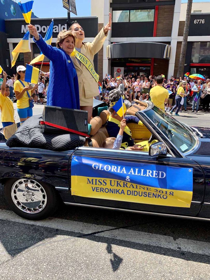 Вероніка Дідусенко на LA Hollywood Pride Parade