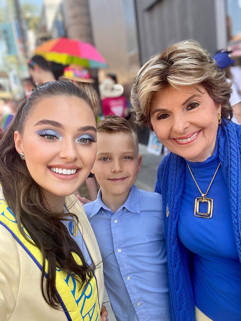 Вероніка Дідусенко на LA Hollywood Pride Parade