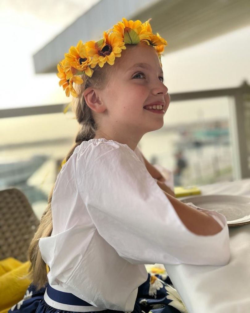 донька Галкіна і Пугачової позує в вишиванці і віночку