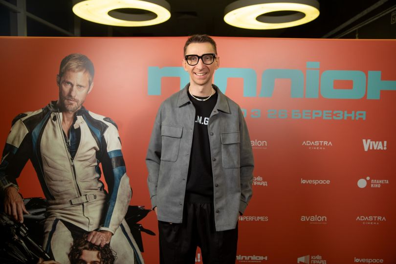 Нова квір-романтична комедія «Пілліон» із Александером Скашгордом та Гаррі Меллінґом - Фото №3