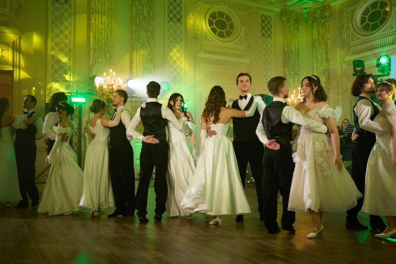 Чотири вихованки прийомних родин стали дебютантками Віденського балу в Києві - Фото №6