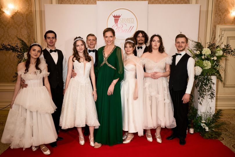 Чотири вихованки прийомних родин стали дебютантками Віденського балу в Києві - Фото №1