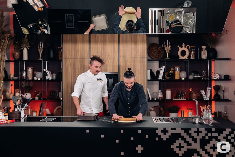 Євген Клопотенко і Тарас Тополя готують страву