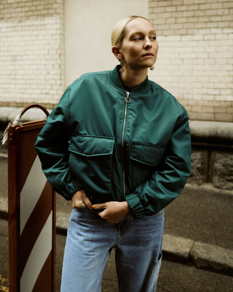 Roxolana в джинсах і куртці Marc O'Polo Denim