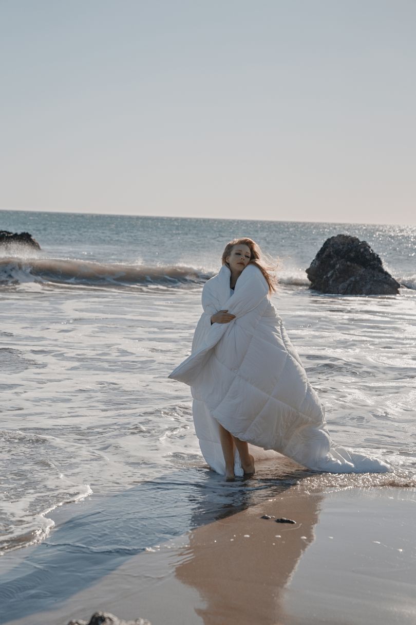 Тіна Кароль закутана у ковдру гуляє по пляжу в Лос-Анджелесі