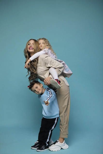 Слава Камінська і її діти