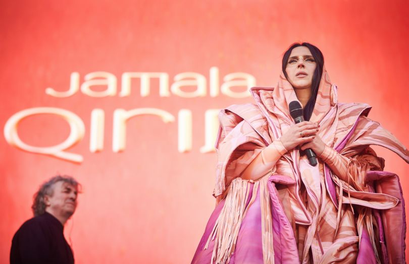 Джамала у рожевому вбранні