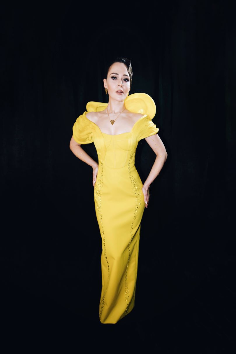 Юлія Саніна в жовтій сукні