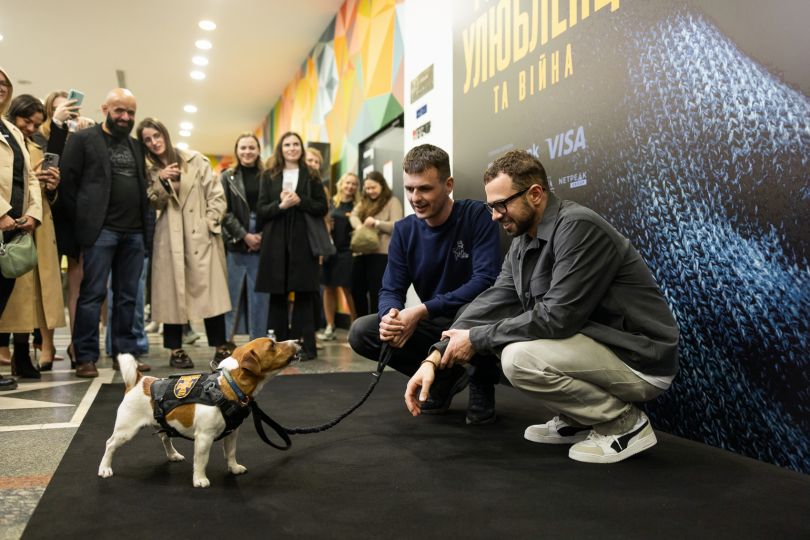 пес Патрон на премʼєрі фільму «Ми, наші улюбленці та війна»