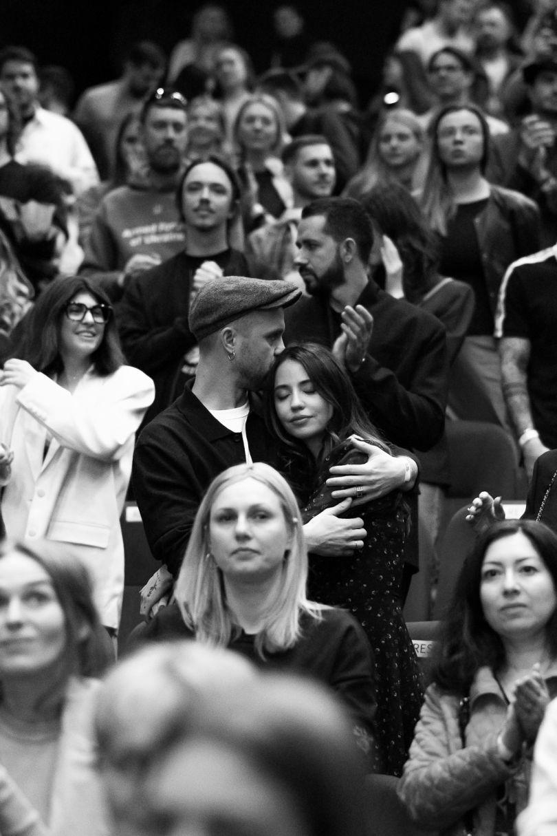 Надя Дорофєєва і Міша Кацурін обіймаються на фільмі Антона Птушкіна