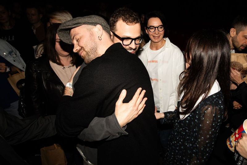 Міша Кацурін і Антон Птушкін обіймаються