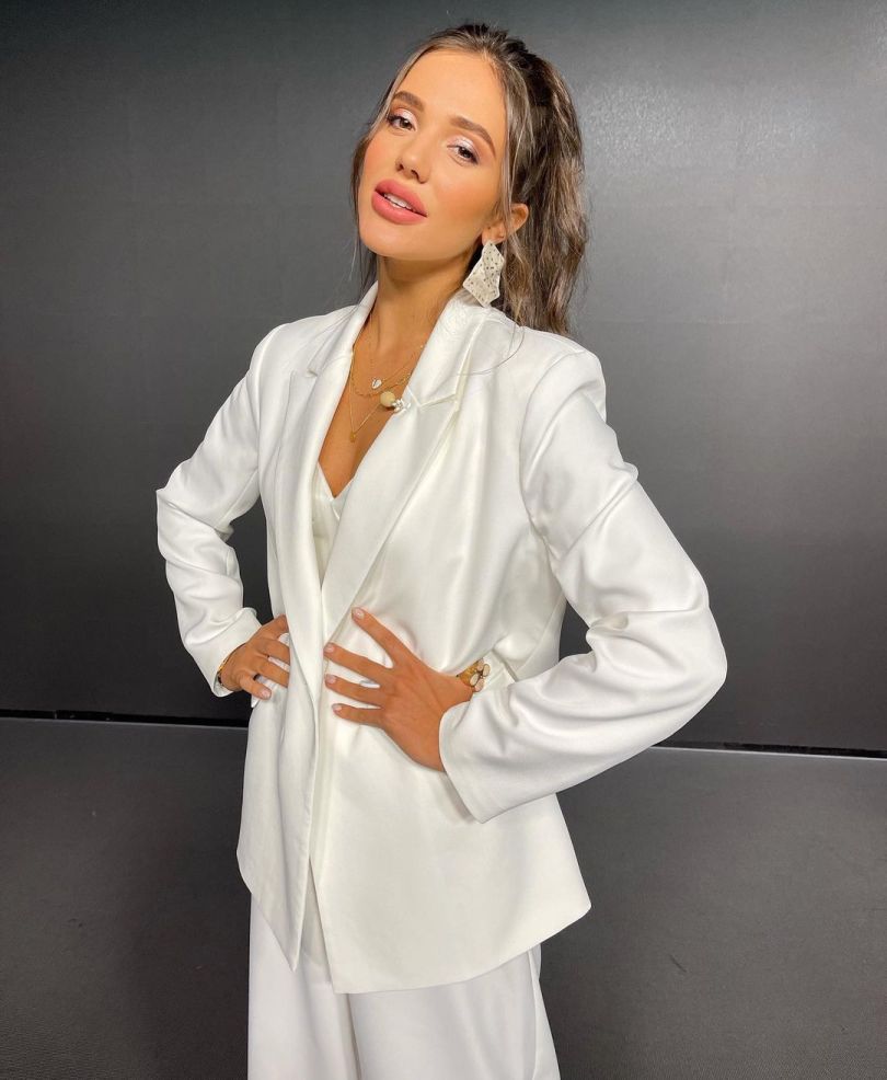 Даша Ульянова в білому костюмі