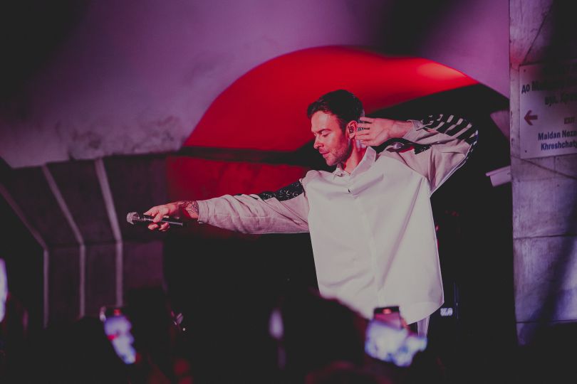 Перший концерт Макса Барських у Києві від початку війни: на станції метро &laquo;Майдан Незалежності&raquo;