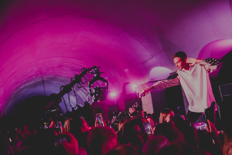 Перший концерт Макса Барських у Києві від початку війни: на станції метро &laquo;Майдан Незалежності&raquo;