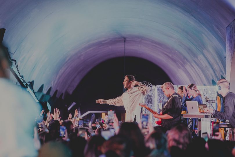 Перший концерт Макса Барських у Києві від початку війни: на станції метро &laquo;Майдан Незалежності&raquo;