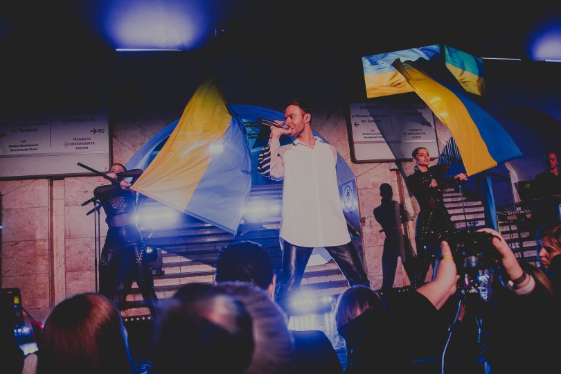 Перший концерт Макса Барських у Києві від початку війни: на станції метро &laquo;Майдан Незалежності&raquo;